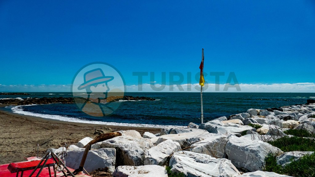 Spiaggia e scogli a Marina di Massa - Turista A Due Passi Da Casa